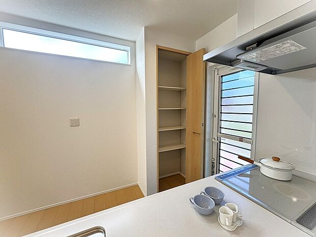 【キッチン】キッチンからLDKを見渡せる広々とした開放的な間取り♪背面の高窓から光が注ぎ、勝手口から屋外に出られます♪嬉しい大容量パントリーつき♪