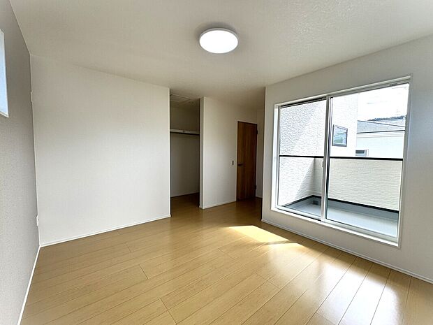 【2階主寝室】3面採光の明るく風通しの良い主寝室。インナーバルコニーが続きます♪ウォークインクローゼットがあるので、衣類や季節ものが収まります。