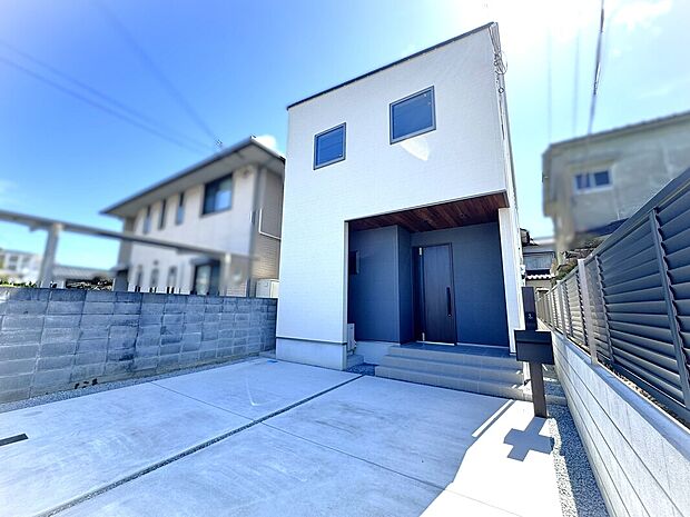 【北側外観+駐車スペース】並列駐車2台可能な駐車スペース♪