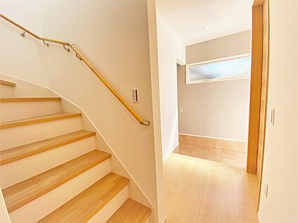 【弊社施工例】１階ホール・階段　※実際の仕様とは異なります　