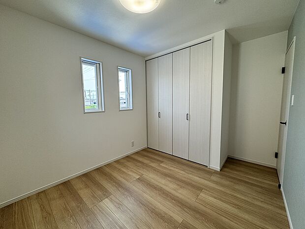 【2階居室】居室にはクローゼット付き。2面採光で採光通風良好です。