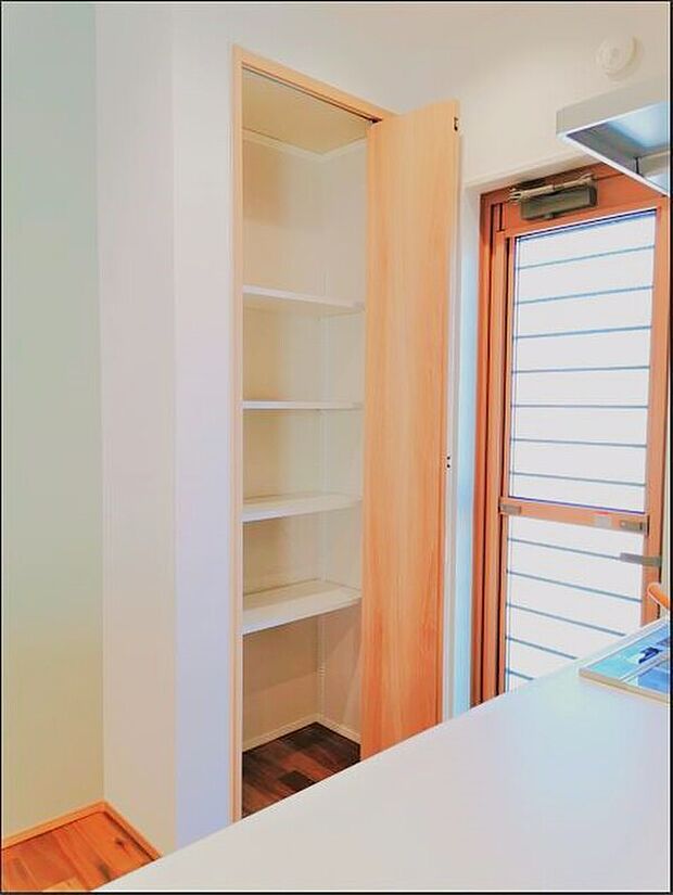 【弊社施工/パントリー】キッチン背面には備蓄品などの収納にも便利な扉付きのパントリー♪