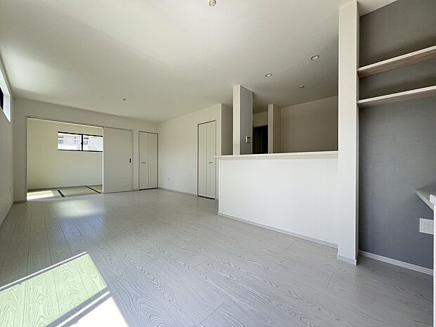 スタディカウンター付のリビング 南向きの為陽当たりも良好です(2号棟)