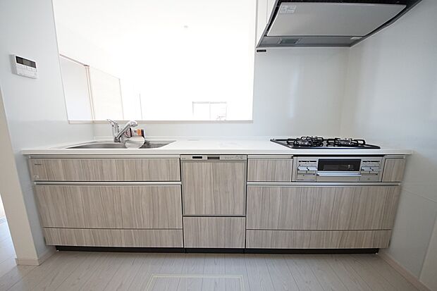 扱いやすいシステムキッチンで毎日のお料理もはかどります(1号棟同仕様)