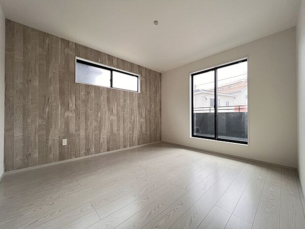 アクセントクロスがお洒落な洋室7帖 WIC、バルコニー付きの広めのお部屋