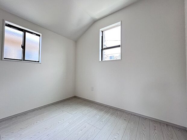 洋室4.5帖 2階の居室は全室二面採光!どのお部屋も明るい印象です(2号棟)