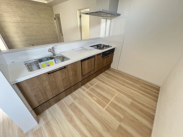 リビングを一望できる対面式システムキッチン 食洗機・浄水器付き