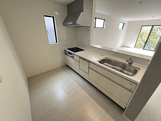 リビングを一望できる対面式システムキッチン 食洗機・浄水器付き(3号棟)