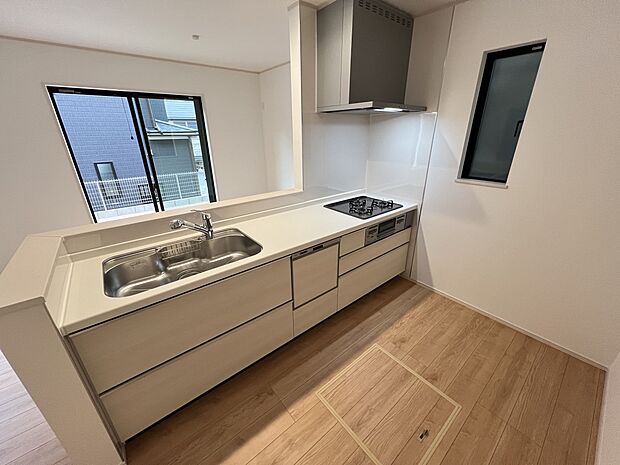 リビングを一望できる対面式システムキッチン(B号棟)