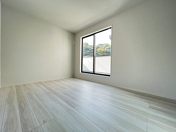 洋室8.2帖 W.I.C、バルコニー付きの広めのお部屋です