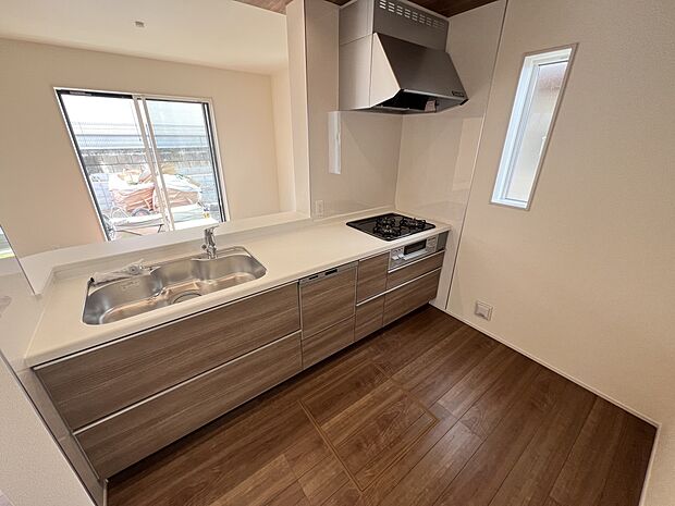 リビングを一望できる対面式システムキッチン 食洗機・浄水器付き(1号棟)