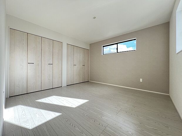 洋室8帖　収納スペース豊富な広めのお部屋　ご夫婦の寝室にどうぞ！