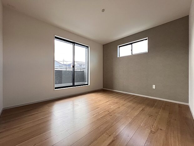 7帖の洋室はアクセントクロスがお洒落な空間を演出！（2号棟同仕様）