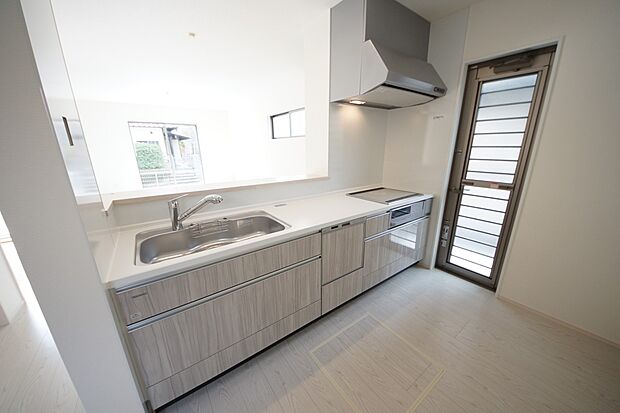 勝手口付きの便利なカウンターキッチン　食洗機付きです（1号棟同仕様）