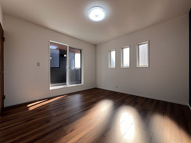 洋室8帖 WIC、バルコニー付きの広めのお部屋