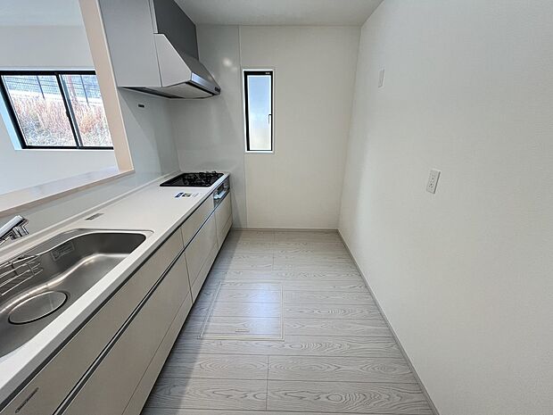 扱いやすいシステムキッチンで毎日のお料理もはかどります(同仕様)