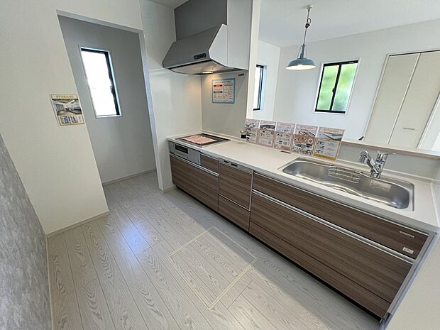 リビングを一望できる対面式システムキッチン