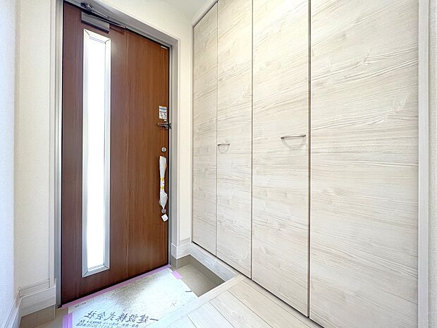 収納スペース豊富な玄関(2号棟同仕様)