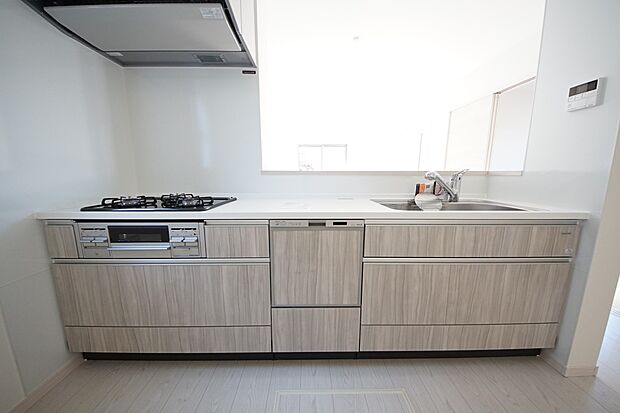 扱いやすいシステムキッチンで毎日のお料理もはかどります(同仕様)