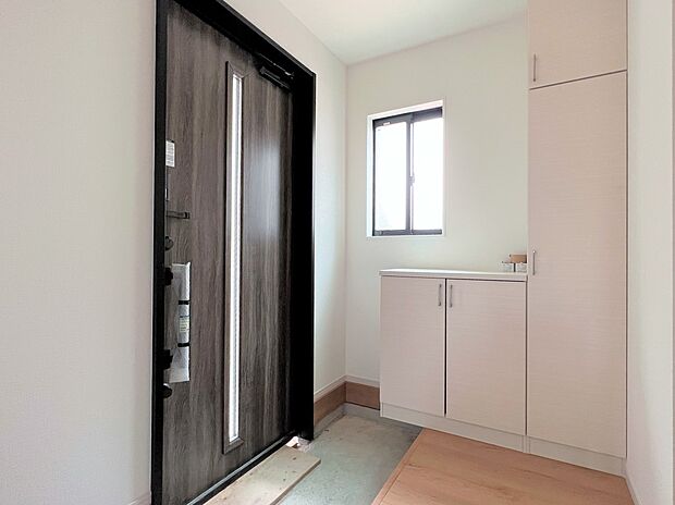 シューズボックス付きの明るい玄関(同仕様)