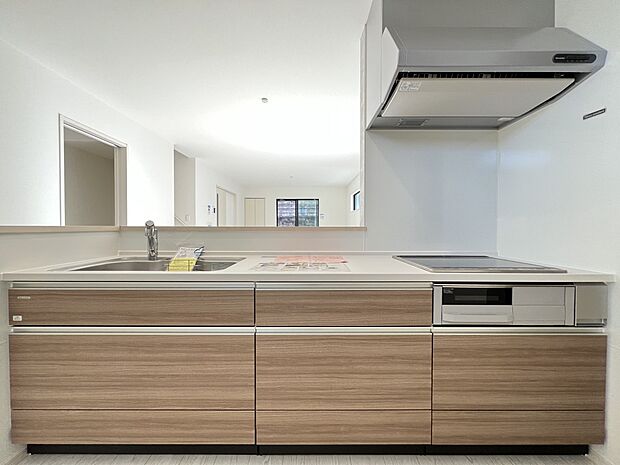 キッチンは2人並んでも余裕のスペースを確保。お子様とお料理なども楽しめそうです(1号棟)