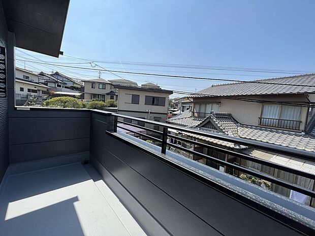 2階にはバルコニーを設置いたします(1号棟同仕様)