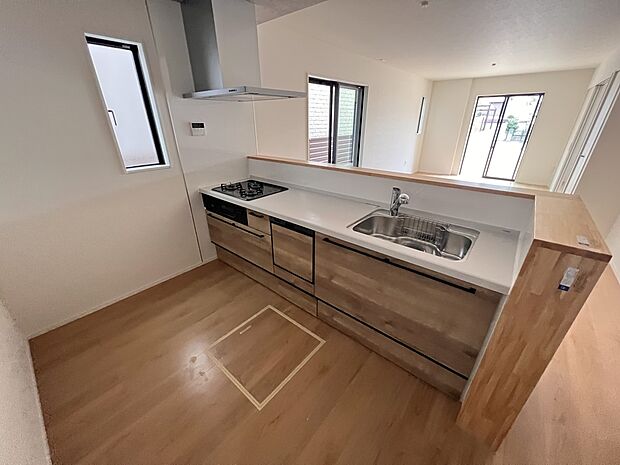 食洗機・浄水器付きの扱いやすいシステムキッチン　リビングを一望できます（1号棟）