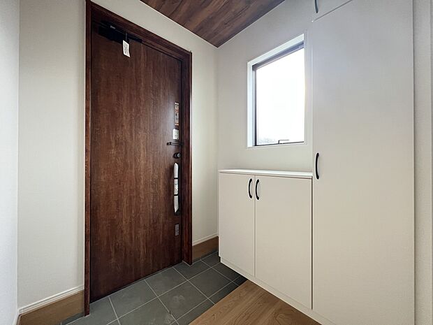 下駄箱収納、小窓付きの玄関スペース(1号棟)