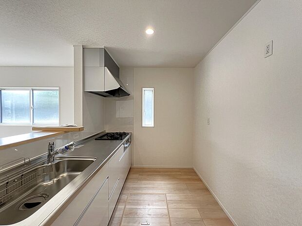 扱いやすいシステムキッチンで毎日のお料理もはかどります(1号棟同仕様)