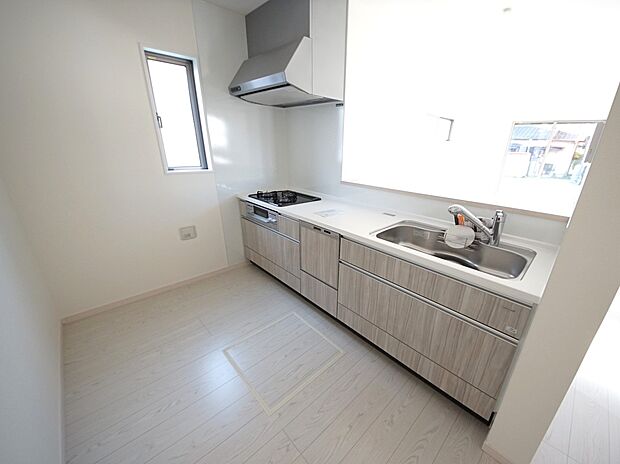 リビングを一望できる対面式システムキッチン(1号棟同仕様)