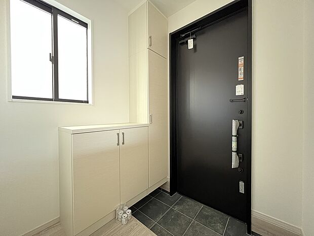 シューズボックス付きの明るい玄関(1号棟)