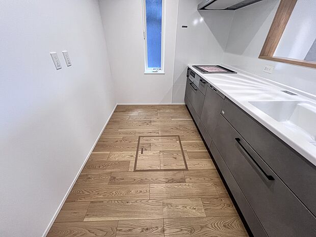 リビングを一望できる対面式システムキッチン IHクッキングヒーター搭載!(1号棟同仕様)