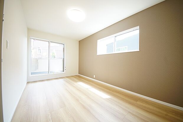 南向きバルコニー付きの広めの洋室 ご夫婦の寝室にどうぞ!(1号棟同仕様)