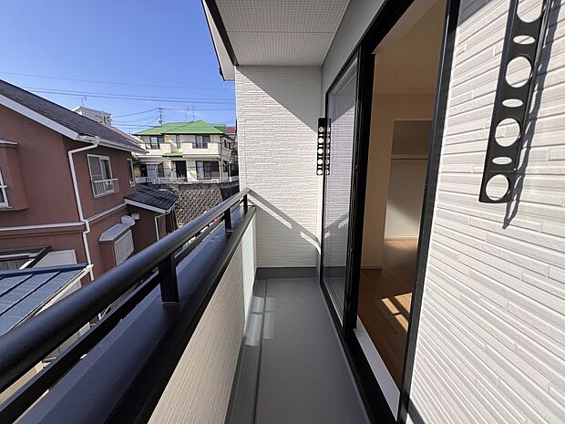 洋室6帖からアクセス可能なバルコニー(2号棟)