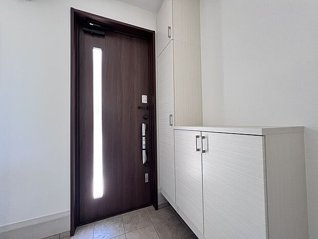 下駄箱収納付きの玄関(同仕様)