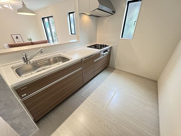 リビングを一望できる対面式システムキッチン(1号棟)