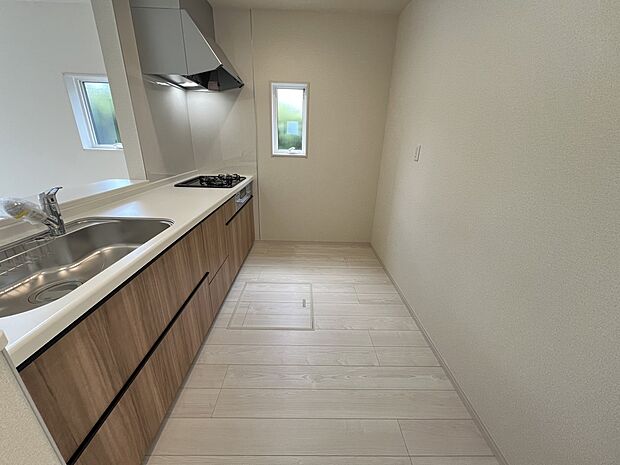 扱いやすいシステムキッチンで毎日のお料理もはかどります(同仕様)