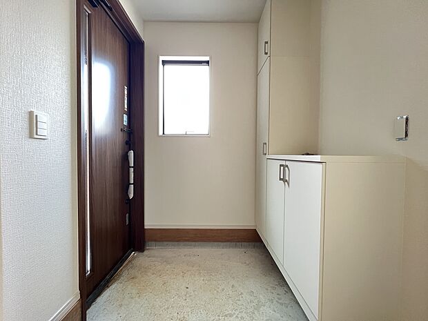 下駄箱収納、小窓付きの玄関