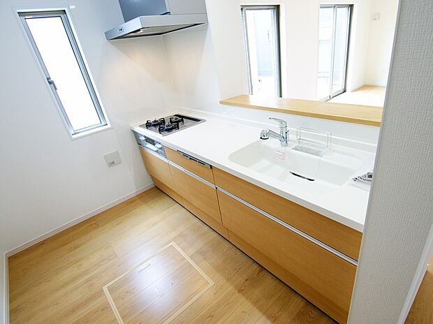 リビングを一望できる対面式システムキッチン　食洗機・浄水器付き(同仕様)