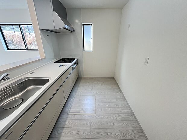 扱いやすいシステムキッチンで毎日のお料理もはかどります(同仕様)