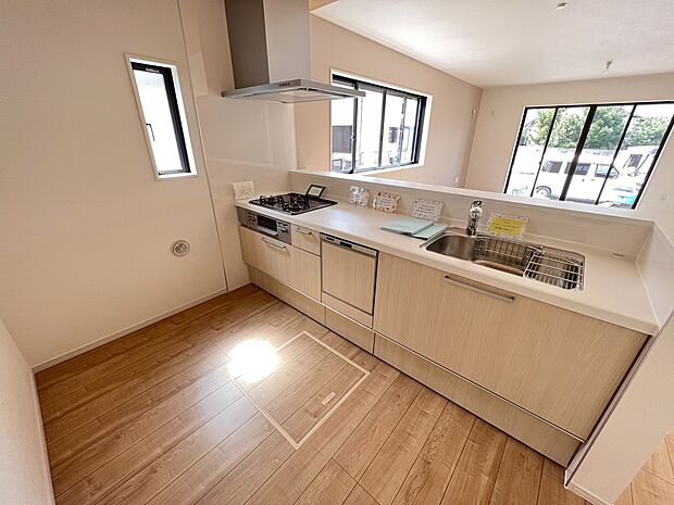 扱いやすいシステムキッチンで毎日のお料理もはかどります(1号棟同仕様)