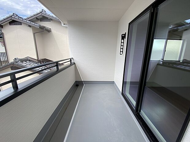 南向きのバルコニーは陽当たり良好です(同仕様)