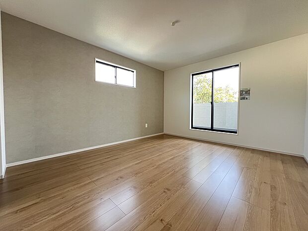 洋室9帖　WIC、バルコニー付きの広めのお部屋　ご夫婦の寝室にどうぞ！