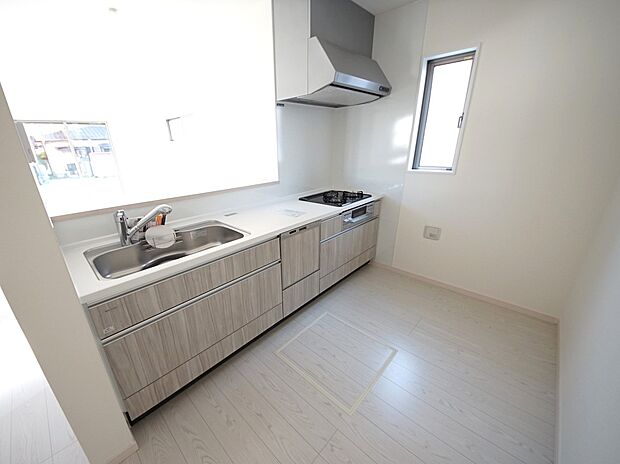 リビングを一望できる対面式システムキッチン　食洗機・浄水器付き(同仕様)