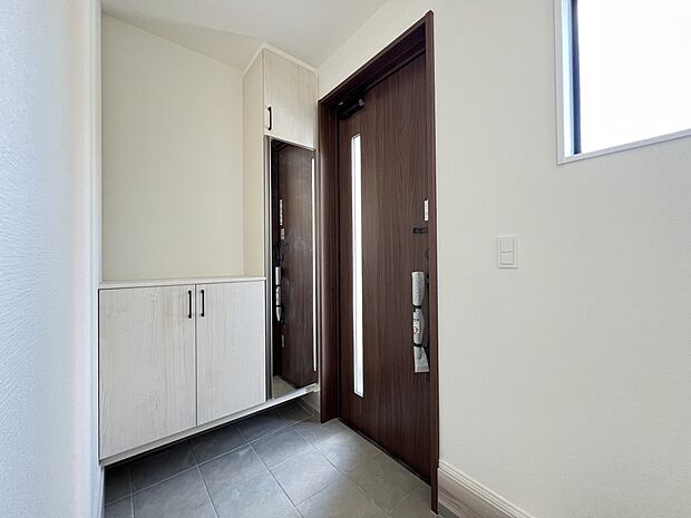 ゆとりのある玄関空間は、家族や来客が快適に出入りできる環境を提供します(1号棟)