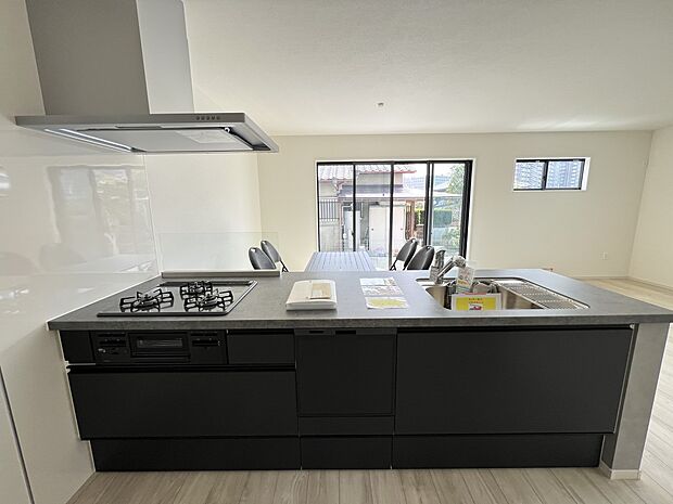リビングを一望できる対面式システムキッチン　食洗機・浄水器付き