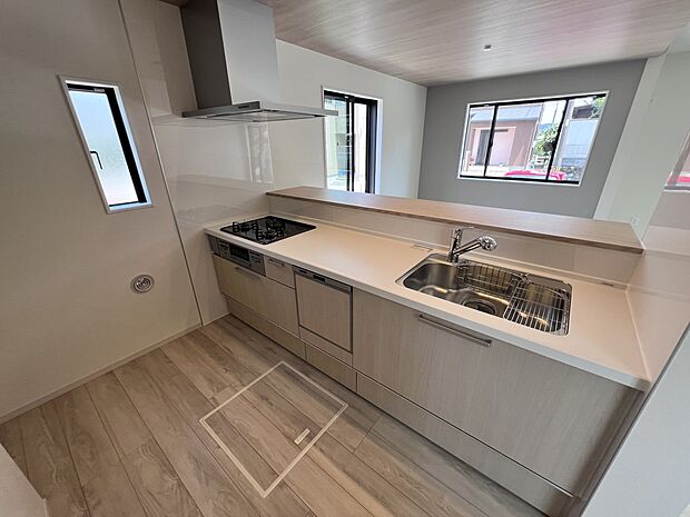 リビングを一望できる対面式システムキッチン　食洗機・浄水器付き