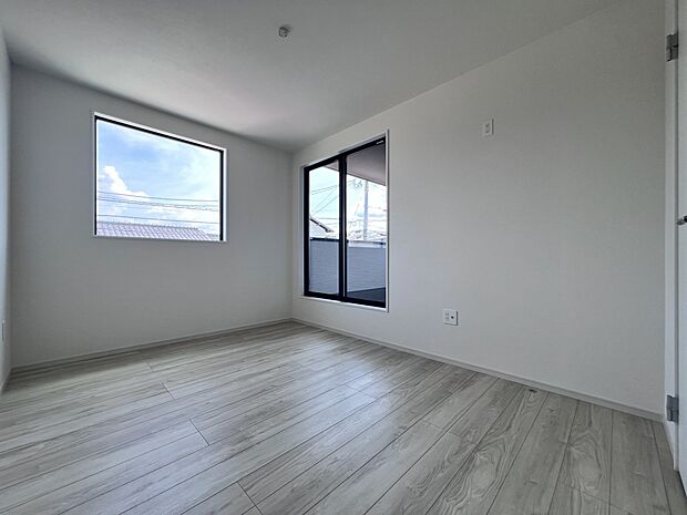 洋室7.1帖　バルコニー付きの広めのお部屋　ご夫婦の寝室にどうぞ！