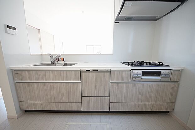 食洗機・浄水器付きの扱いやすいシステムキッチン(2号棟同仕様)