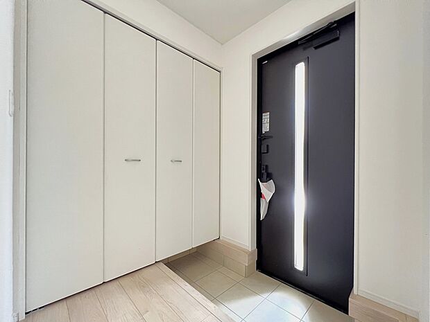 シューズボックス付きの明るい玄関(同仕様)